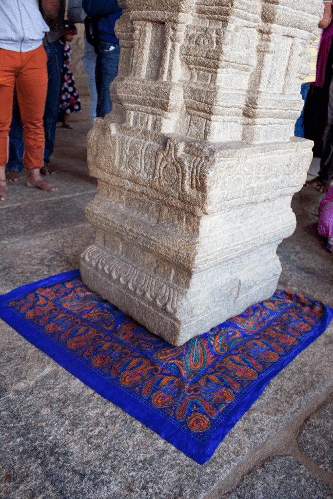 lepakshi-temple-hanging-pillar-2